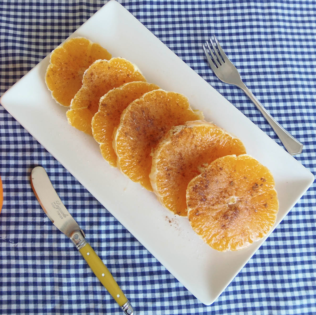 Ensalada de lechuga y tomate con pinchos de cerdo y naranja con canela tamaño PUÑO.